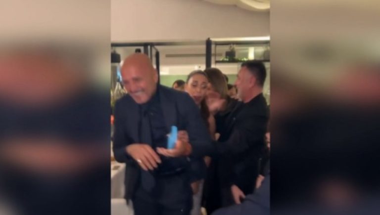 Belen fa ballare Spalletti: trenino di Capodanno a Napoli