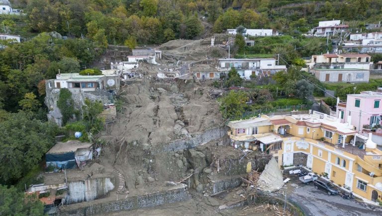 Casamicciola, residenti di nuovo sfollati per maltempo: “Vita impossibile, chiediamo una soluzione definitiva”
