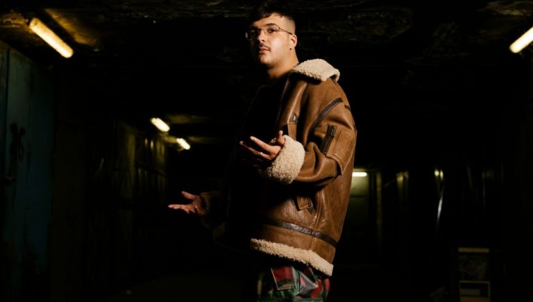 Geolier: “Il mio rap parla di Scampia e coraggio, nel disco c’è bene e male”