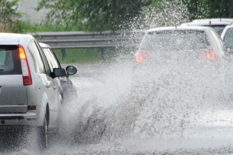 Maltempo Napoli, scuole chiuse domani per allerta meteo