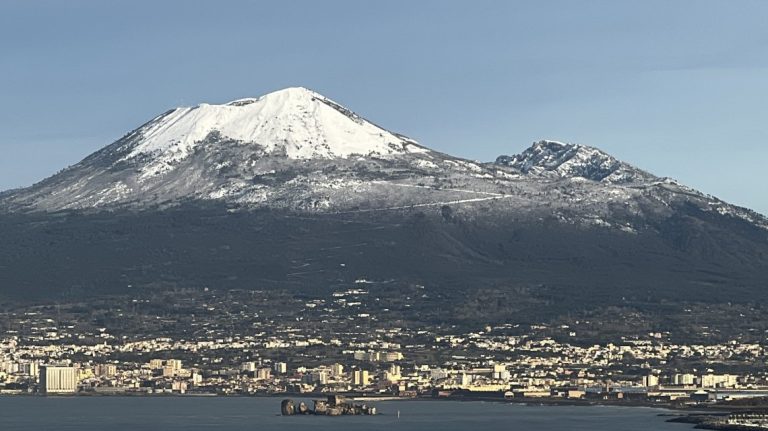 Napoli, prima neve sul Vesuvio