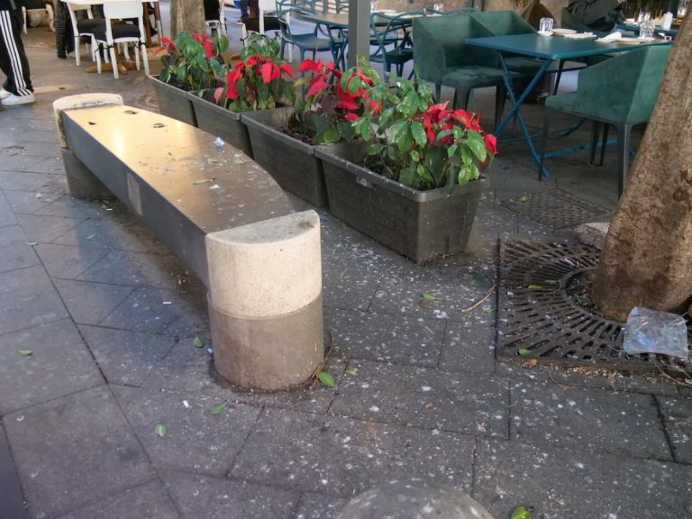 Via Chiaia strada a rischio: il pavimento è sconnesso, slalom tra le buche