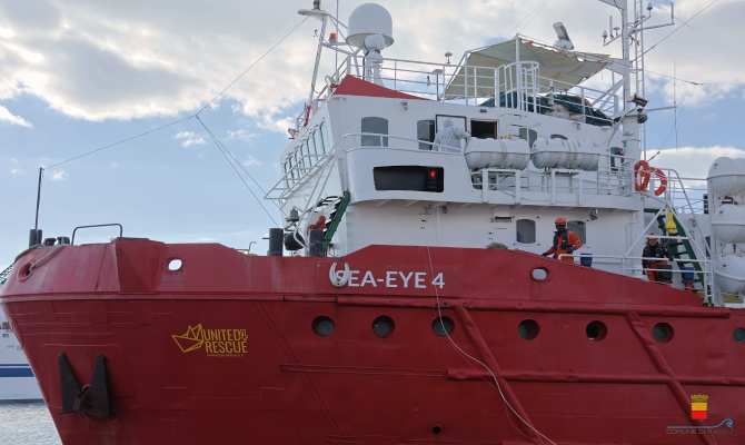 Arrivata in porto la Sea Eye 4, in moto la rete di
accoglienza per i 106 migranti a bordo Arrivata in porto la Sea Eye 4, in moto la rete di
accoglienza per i 106 migranti a bordo