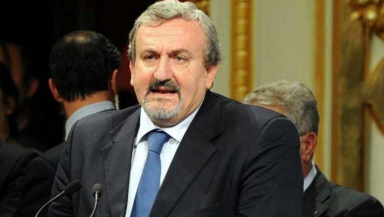 Autonomia, Emiliano a Napoli: “Calderoli aiuta il Sud? Offende, ci parla come se fossimo deficienti”