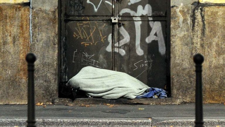 Clochard stroncato dal freddo della notte: morto in strada a Napoli