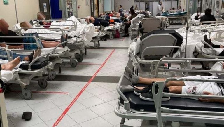 Folla al pronto soccorso a Napoli stop ricoveri al Cardarelli