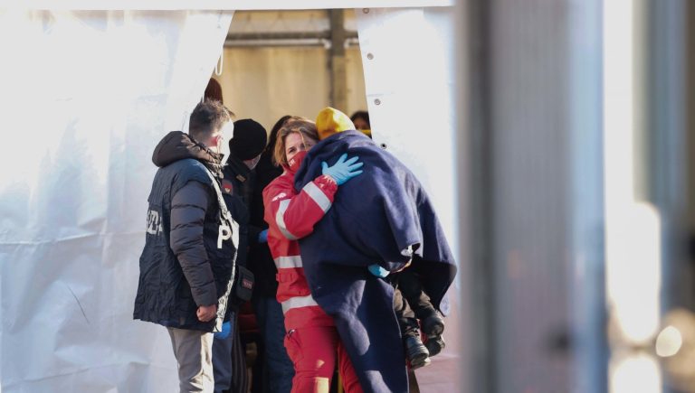 Sbarca a Napoli da solo a 7 anni con la salma della madre: la tragedia del piccolo migrante
