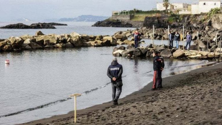 Uccise figlio in spiaggia, messaggi choc: “Non dorme, gli faccio togliere il vizio”