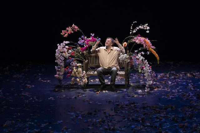 Al Teatro Mercadante di Napoli “La Gioia” di Pippo Delbono tra centinaia di fiori