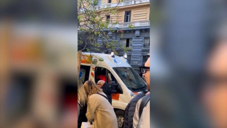 Ambulanza per inaugurare negozio a Napoli: “Irrisoria sanzione da 89 euro”