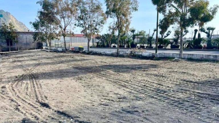 Bacoli, dopo quarant’anni torna la spiaggia di Casevecchie: il Comune rimuove 300 tonnellate di cemento