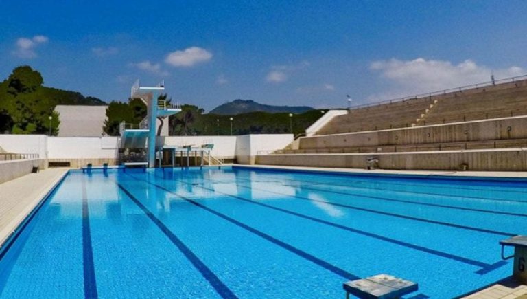 Napoli, degrado nella piscina della Mostra d’Oltremare. De Luca: “Serve il lanciafiamme”