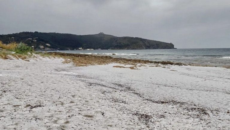 Grandinata di primavera, spiaggia imbiancata a Palinuro