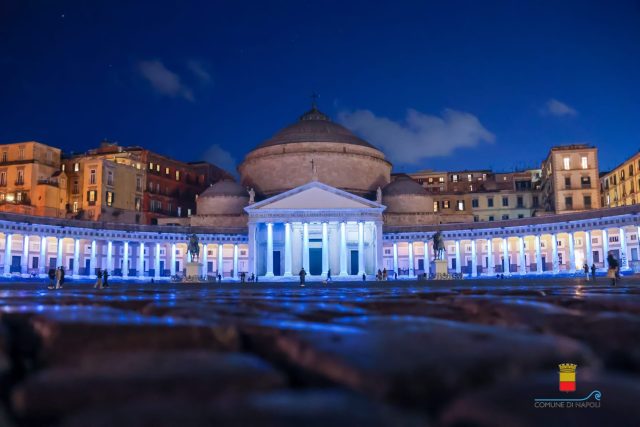 Mi illumino d’Azzurro: a Napoli anche Piazza Plebiscito illuminata di notte di Azzurro Napoli
