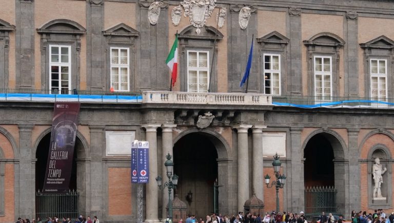 Napoli, anche Palazzo Reale si colora di azzurro