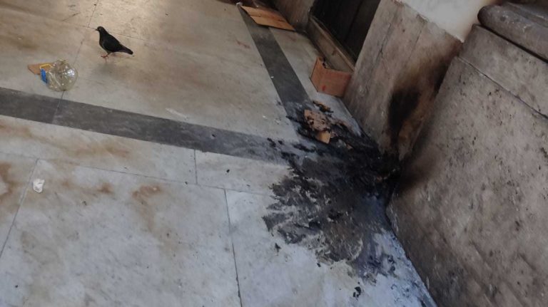 Napoli, fiamme nella notte nel porticato della Galleria Umberto: danneggiati marmi e pareti