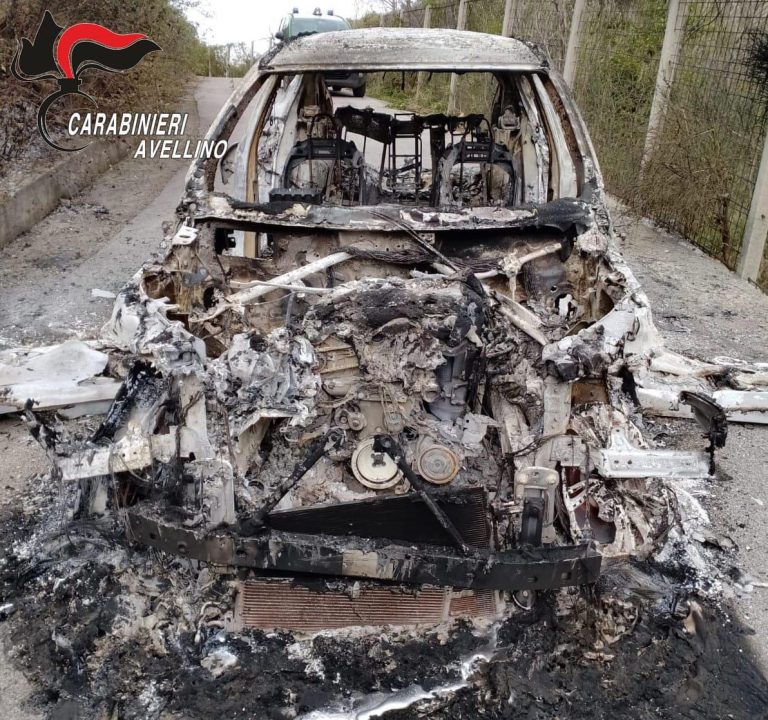 Suv incendiato in località Fusaro, indagano i carabinieri Suv incendiato in località Fusaro, indagano i carabinieri