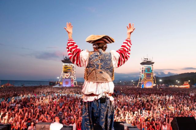 Apre l’Arena del Sound con Napolindie: una giornata speciale al Flava Beach
