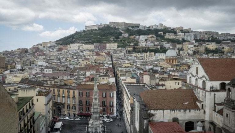 Edilizia pubblica a Napoli, in casa per 20 anni senza pagare: 11 mila morosi, 8 mila assegnatari restano fuori
