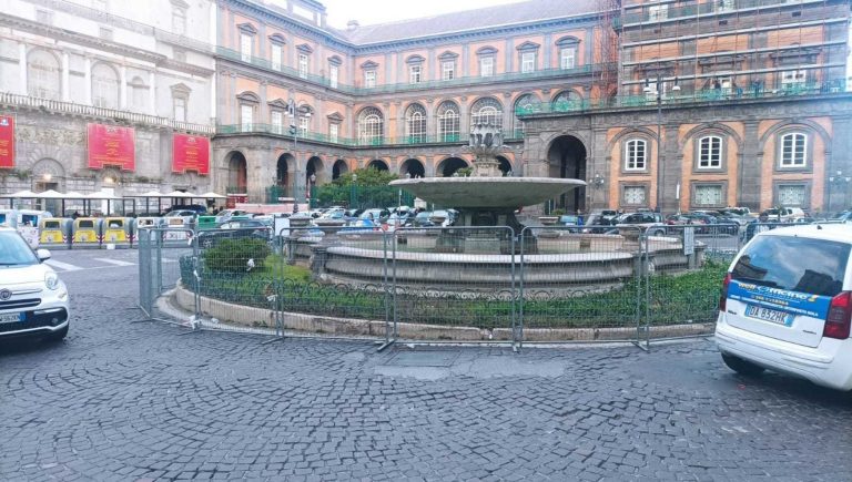 Festa per il Napoli, transennata la fontana del Carciofo Festa per il Napoli, transennata la fontana del Carciofo