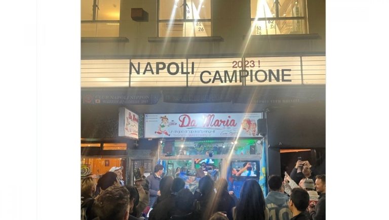 I Coldplay celebrano il Napoli: “Non vediamo lora di suonare nella casa dei campioni”