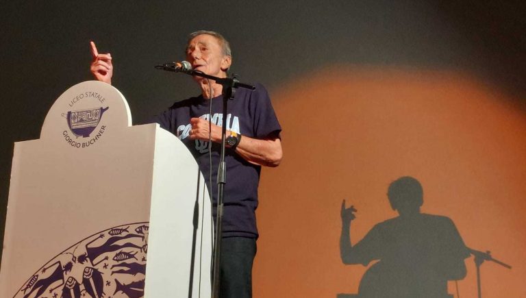 Ischia, la rivelazione di Vecchioni: “Qui ho imparato l’amore per la conoscenza”