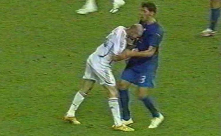 Marco Materazzi a Napoli compra la statuina della testata di Zidane da Genny Di Virgilio