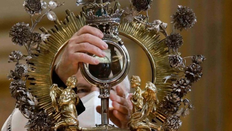 Napoli, il miracolo di San Gennaro in diretta