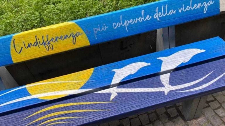 Napoli, le panchine degli studenti davanti al Collana: messaggi per la legalità e contro il cyberbullismo