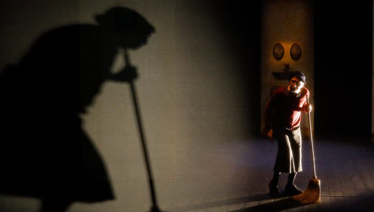 Teatro, “Assassina” al Mercadante: in scena il Sud antico che resiste in vizi e tradizioni Teatro, “Assassina” al Mercadante: in scena il Sud antico che resiste in vizi e tradizioni