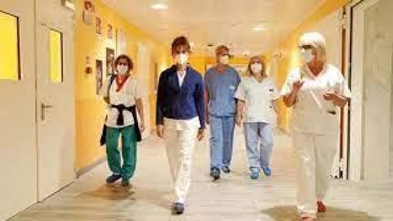 Covid: in Campania tornato l’obbligo di mascherine in ospedale Covid: in Campania tornato l’obbligo di mascherine in ospedale