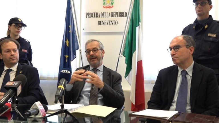 Assolda un sicario per uccidere la ex ma lei si salva fingendosi morta Assolda un sicario per uccidere la ex ma lei si salva fingendosi morta