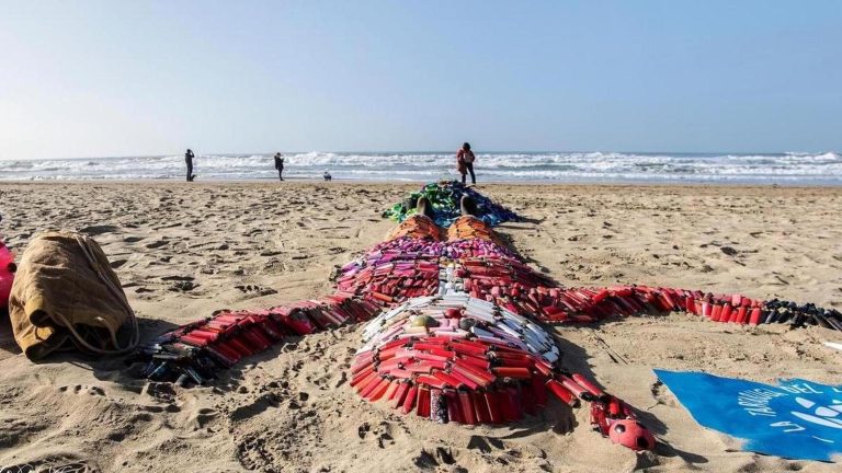 In spiaggia spunta un Babbo Natale fatto con 6 mila accendini