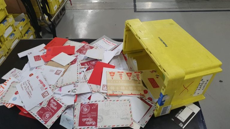 Napoli, alla centrale delle Poste le letterine per Babbo Natale, i desideri dei bambini: “Porta un regalo anche alla mia sorellina di due mesi” Napoli, alla centrale delle Poste le letterine per Babbo Natale, i desideri dei bambini: “Porta un regalo anche alla mia sorellina di due mesi”