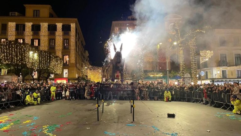 Sorrento si prepara al Capodanno da sold out con il Ciuccio di fuoco e la musica in piazza. Poi la magia dei fuochi d’artificio da mare Sorrento si prepara al Capodanno da sold out con il Ciuccio di fuoco e la musica in piazza. Poi la magia dei fuochi d’artificio da mare