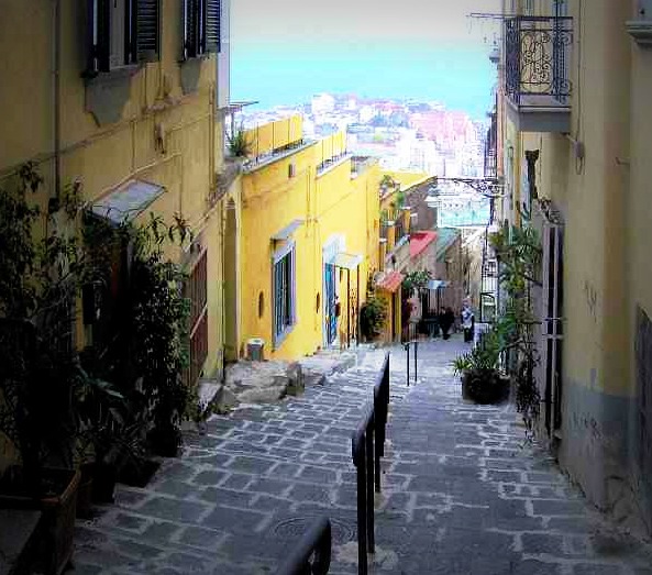 Tu scendi dalle scale: a Napoli trekking urbano e visite guidate per le scale della città Tu scendi dalle scale: a Napoli trekking urbano e visite guidate per le scale della città