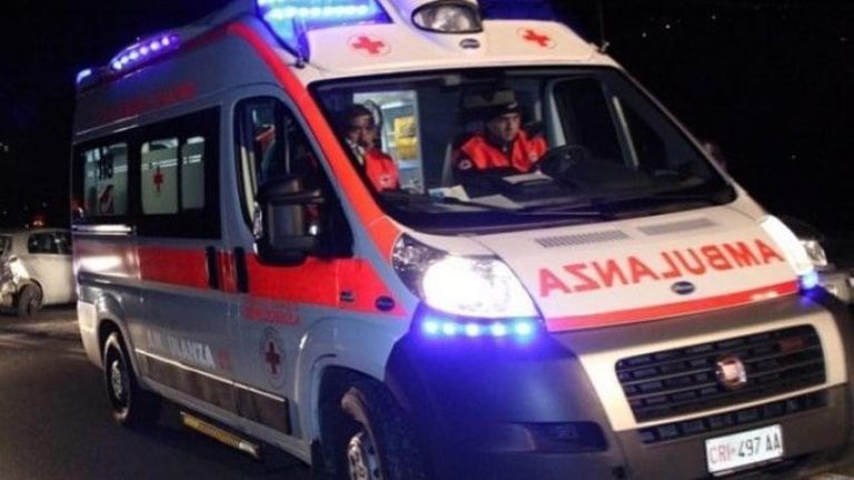 Ambulanza bloccata da un’auto in sosta selvaggia a Napoli Ambulanza bloccata da un’auto in sosta selvaggia a Napoli