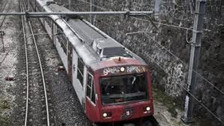 Attraversa i binari in scooter, ragazzo muore travolto dal treno della Circumvesuviana Attraversa i binari in scooter, ragazzo muore travolto dal treno della Circumvesuviana