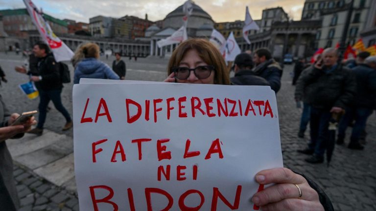 Autonomia, a Napoli in piazza contro il ddl Calderoli: “Ennesimo schiaffo al Sud”