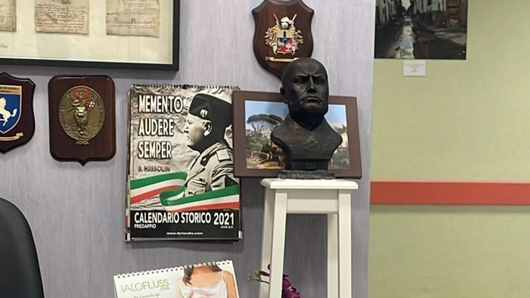 Busto di Mussolini all’ospedale Cardarelli, scoppia la polemica: al via ispezione interna. Il primario: “Solo superficialità” Busto di Mussolini all’ospedale Cardarelli, scoppia la polemica: al via ispezione interna. Il primario: “Solo superficialità”