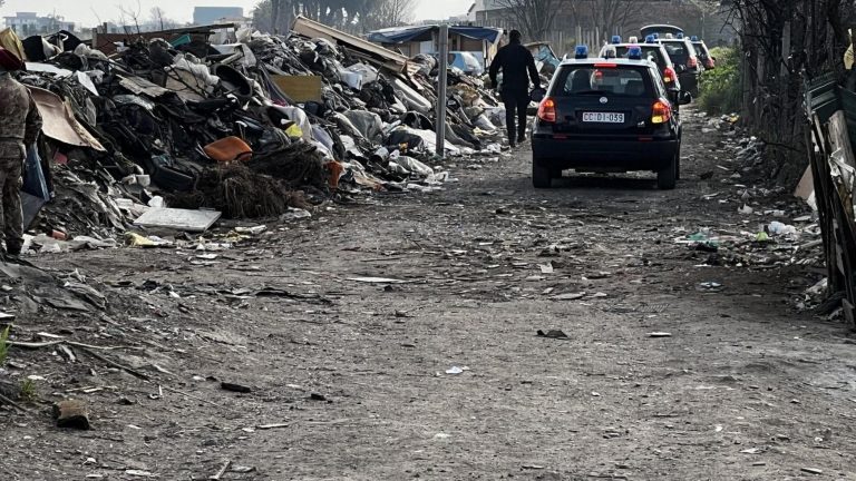 Giugliano, bimba di 7 anni muore folgorata nel campo rom: parenti assaltano l’ospedale Giugliano, bimba di 7 anni muore folgorata nel campo rom: parenti assaltano l’ospedale
