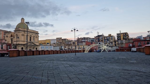 Il Villaggio della Befana a Piazza Mercato: 3 giorni di festa di dolci, giocattoli e concerti gratuiti Il Villaggio della Befana a Piazza Mercato: 3 giorni di festa di dolci, giocattoli e concerti gratuiti