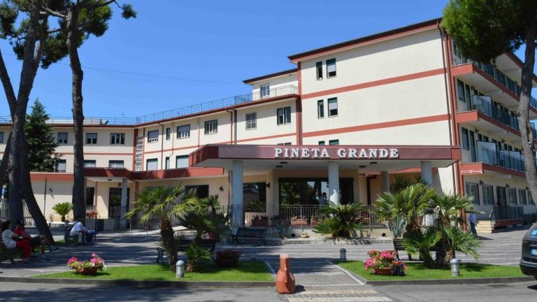Infermiera aggredita da un paziente in pronto soccorso a Castel Volturno Infermiera aggredita da un paziente in pronto soccorso a Castel Volturno