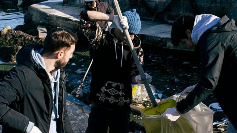 Mergellina come una discarica, 200 chili di rifiuti raccolti dai volontari