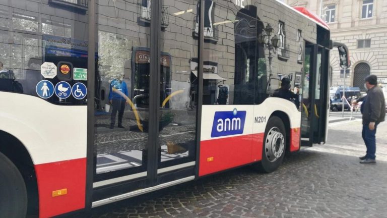 Napoli, autista bus aggredita da un automobilista in via Foria Napoli, autista bus aggredita da un automobilista in via Foria