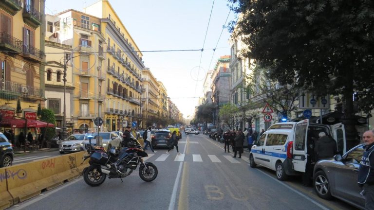Napoli, auto scorta investe una coppia: 72enne muore in ospedale, lei è grave Napoli, auto scorta investe una coppia: 72enne muore in ospedale, lei è grave