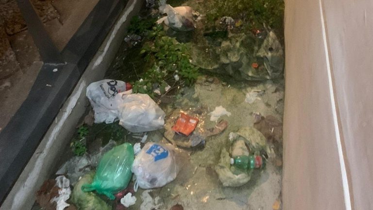 Napoli, Decumani: San Nicola a Nilo coperto da rifiuti Napoli, Decumani: San Nicola a Nilo coperto da rifiuti