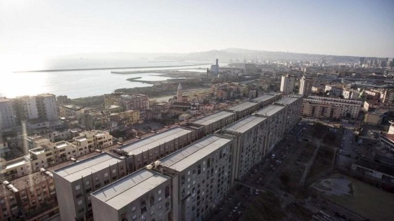 Napoli, un sit-in a San Giovanni per sostenere un commerciante rapinato: in campo magistrati, il sindaco e cittadini