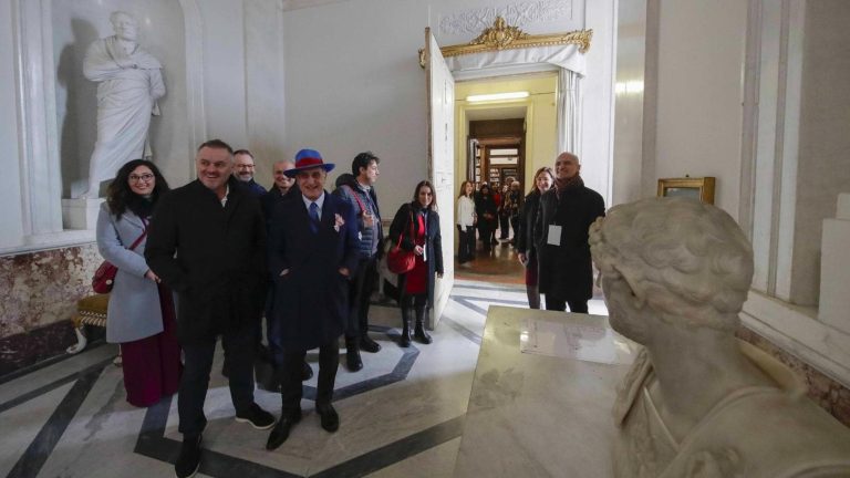 Palazzo Reale di Napoli, riaperto il collegamento con la biblioteca per i delegati delle residenze Reali Palazzo Reale di Napoli, riaperto il collegamento con la biblioteca per i delegati delle residenze Reali