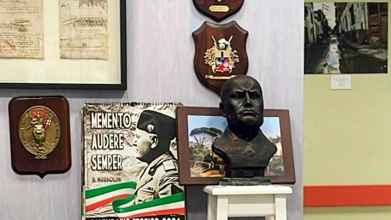 Rimosso il busto di Mussolini all’ospedale Cardarelli, al via l’inchiesta interna Rimosso il busto di Mussolini all’ospedale Cardarelli, al via l’inchiesta interna